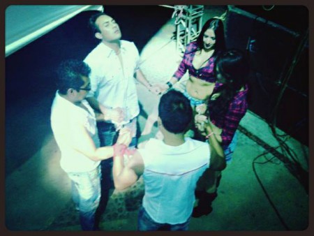 a punto de subir a escena